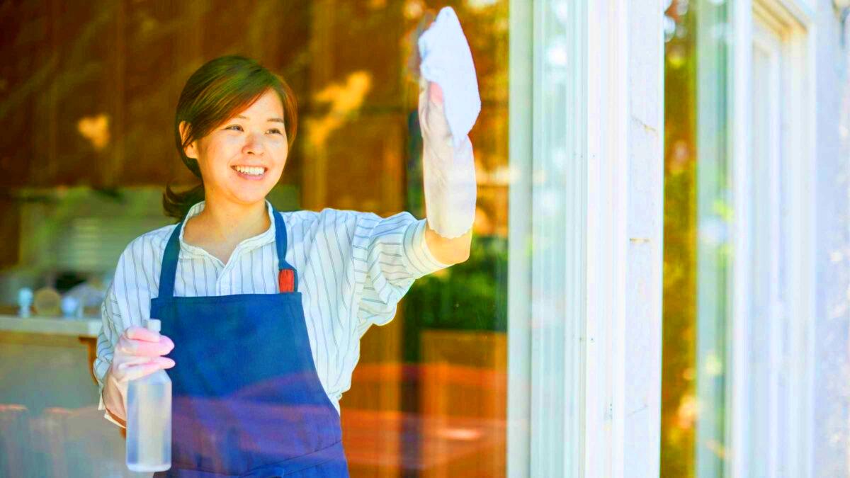 Fini la Javel et les produits chimiques : cette technique qui nettoye les vitres les laisses propres plus longtemps