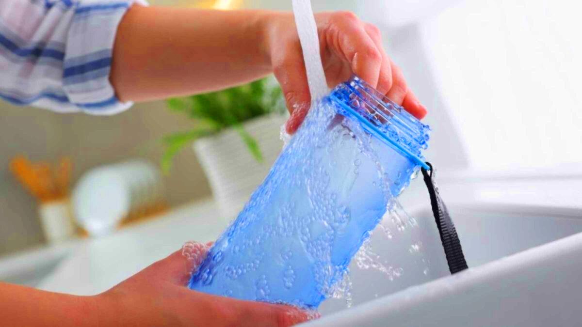 Non, rincer votre gourde ne suffit pas : voici comment vraiment la nettoyer (et à quelle fréquence le faire)