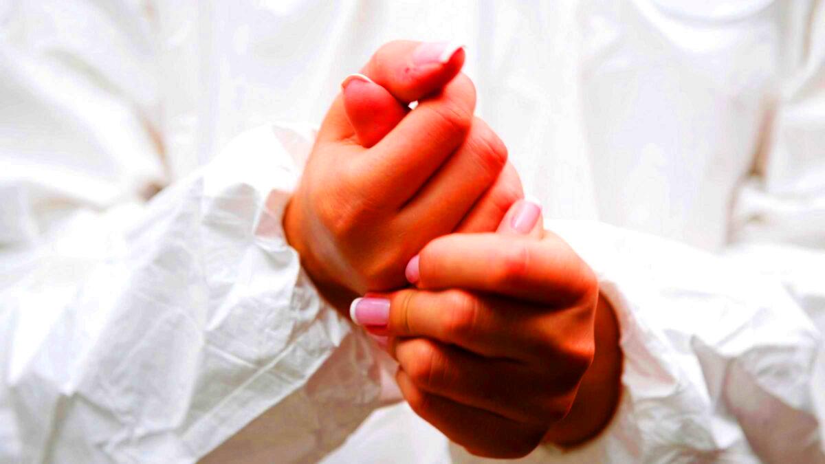 Voici ce que signifie parler en se frotant les mains selon la psychologie