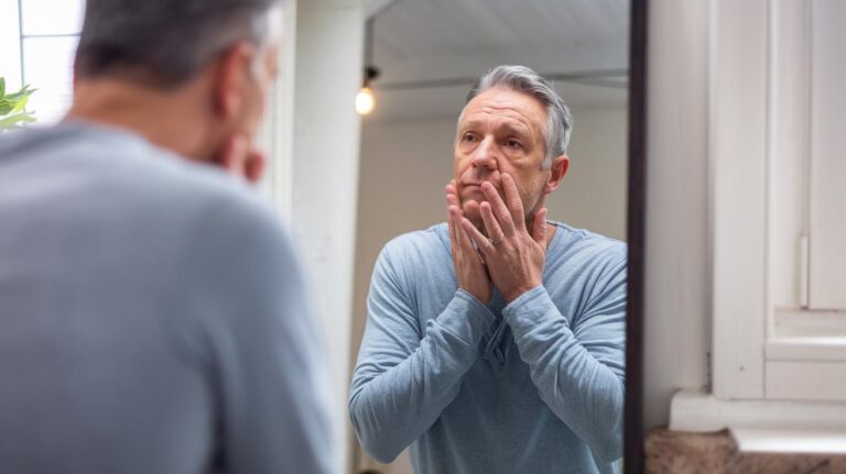 À 50 ans, il a marché 12 000 pas par jour : son miroir raconte une autre histoire