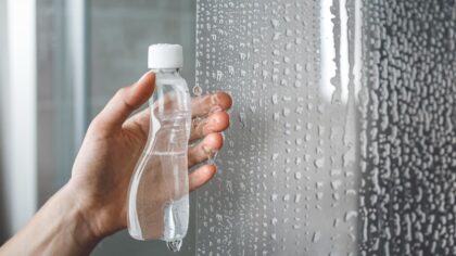 Ce geste éclair fait disparaître les traces de calcaire dans la douche sans frotter
