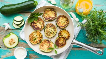 Galettes de courgettes crousti-moelleuses à la poêle : la tendance d’été à adopter