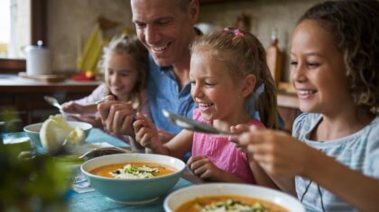 Il en veulent à tous les repas : cette soupe de courgette et fromage frais est la préférée des enfants