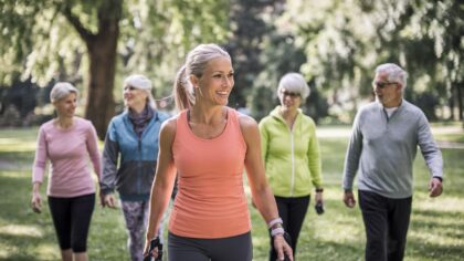 Je suis coach sportive pour les plus de 40 ans : la marche “zone de conversation” permet de redessiner le tronc