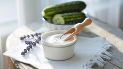Le bicarbonate, l’allié inattendu contre les rides et les cernes selon les experts beauté