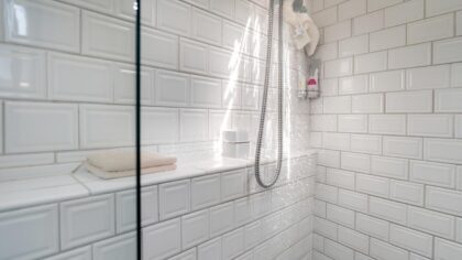 Ni ammoniaque ni Javel : pour des joints de douche comme neuf voici ce qu'il faut ajouter à l'eau