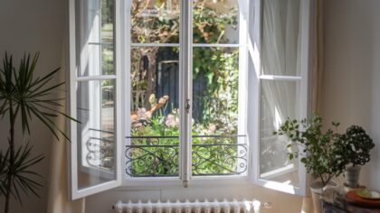 Ni javel ni nettoyant à vitres : des astuces simples pour nettoyer vos vitres et miroirs sans trace