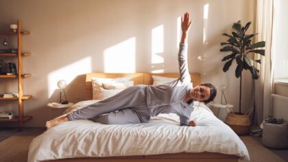 Planche latérale “anti-brioche” : cet exercice à faire dans le lit qui fait fondre la graisse sans effort