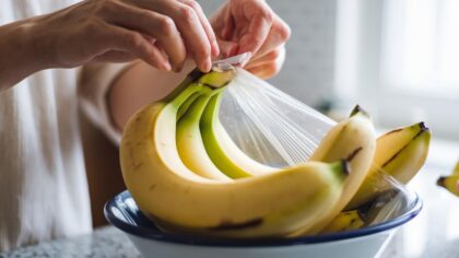Si vous avez marre des bananes qui noircissent, faites ce geste simple en les ramenant à la maison